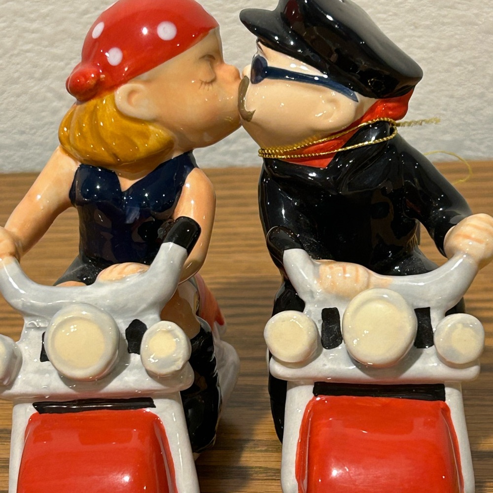 Mwah Magnetic Kissing Motorcyclist Salt & Pepper Shakers - Picture 10 of 10